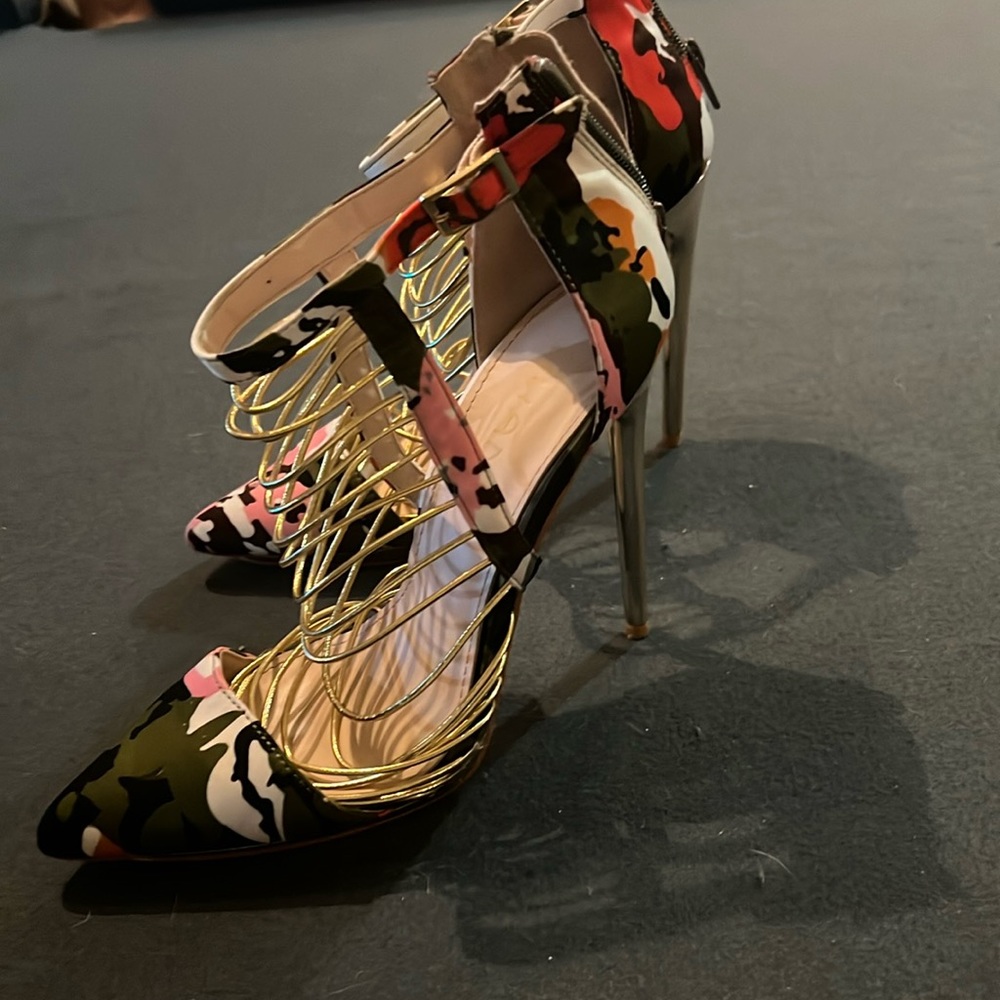 Lilliana multicolored heels.size 8